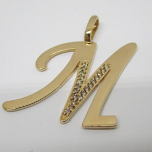 4433　K18ペンダントトップ　イニシャルM　ダイヤモンド0,13カラット