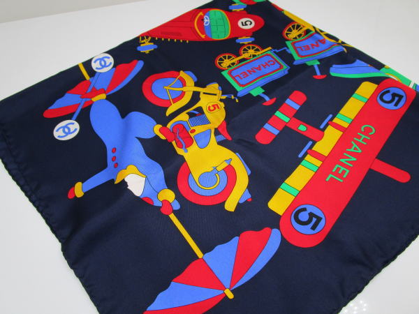 789 シャネル 大判スカーフ シルク ピエロ バイク 機関車 飛行機 - 画像 (2)