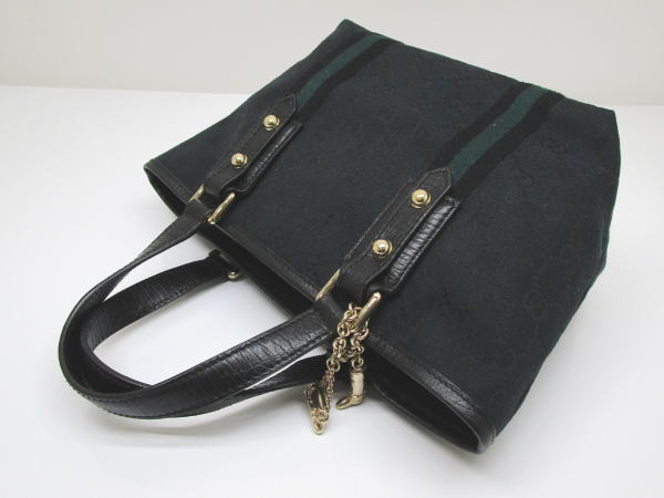 824 グッチ ミニトートバッグ GGキャンバス 139261 ブラック チャーム - 画像 (2)